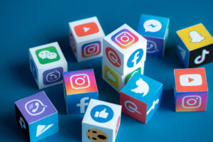 Social media, ou mídias sociais, é um termo que engloba plataformas online onde as pessoas se conectam, compartilham conteúdo e interagem. Essas plataformas incluem redes como Facebook, Instagram, Twitter, LinkedIn, TikTok e muitas outras.