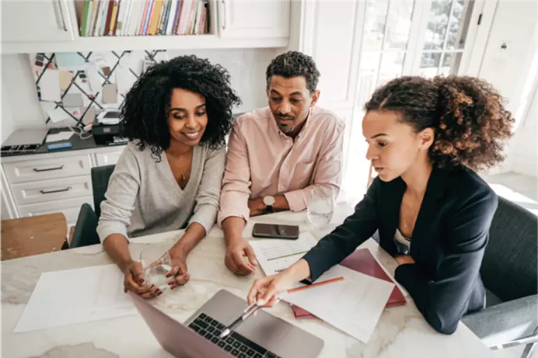 Investir em Marketing Digital para Contabilidade não precisa ser caro para obter bons resultados. Estratégias de SEO para Contabilidade podem colocar sua empresa em boas posições no buscador do Google com investimentos mais baixos, enquanto a opção de investir em tráfego pago também está disponível.