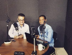 Jornalista da nossa agência Wando Pereira acompanhando um de nossos clientes em uma entrevista ao vivo para a Rádio +FM em Curitiba no Paraá.