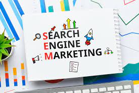 Já o SEM (Search Engine Marketing) é um conjunto de estratégias de marketing digital que visa promover um site nos resultados de pesquisa dos motores de busca, por meio de anúncios pagos (como o link patrocinado) ou por meio de técnicas de SEO.