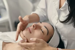 young woman lies with closed eyes cosmetologist making procedure scaled 1 AGNC - Agência de Marketing