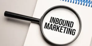 Inbound marketing é uma estratégia de marketing que se concentra em atrair clientes por meio de conteúdo e interações relevantes e úteis, em vez de interrupções. Trata-se de criar experiências valiosas que tenham um impacto positivo nas pessoas e em suas vidas.