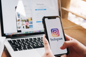 Se você possui uma loja online, o Instagram pode ser um aliado poderoso. Utilize a funcionalidade de compras no Instagram para marcar produtos diretamente nas postagens, facilitando a vida dos compradores.