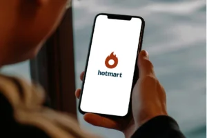 A Hotmart oferece a oportunidade de ser um afiliado. Isso significa que você pode ajudar os produtores a vender seus infoprodutos. Você divulga, atrai compradores e, a cada venda, ganha uma comissão. É como ser o agente secreto do empreendedorismo digital. Não é incrível?