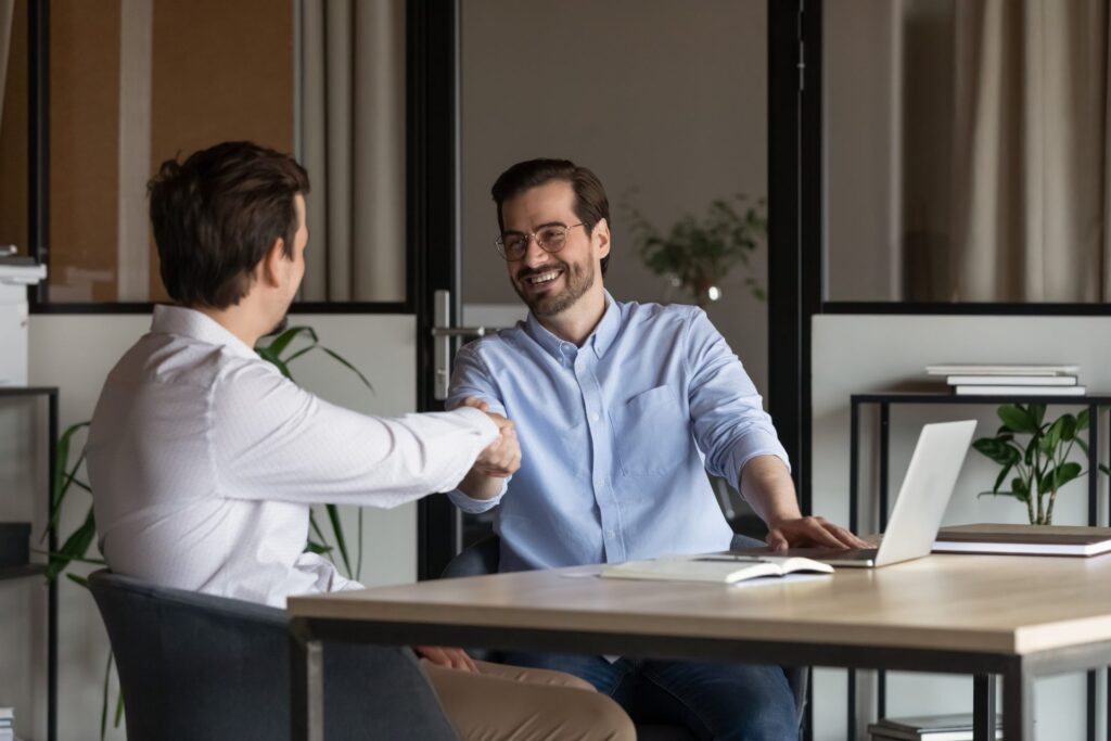 Olá, corretores! Daniele por aqui, da AGNC Agência de Marketing e Publicidade. Se você já se perguntou como atrair uma avalanche de clientes para sua corretora, prepare-se para descobrir os segredos do marketing para corretoras de seguros. Afinal, quem não quer ver sua carteira de clientes bombando, né? 😉