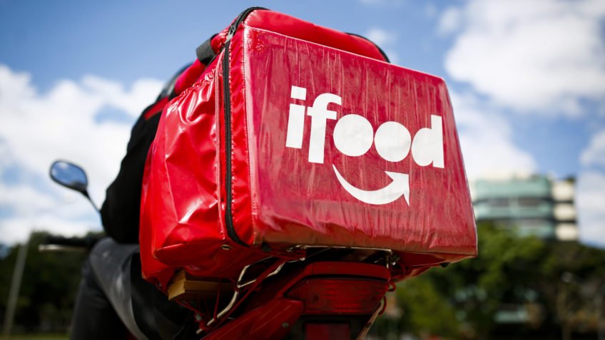 Olá, empreendedores da gastronomia! 👋 Eu sou a Daniele, redatora apaixonada por marketing e gastronomia aqui na AGNC, e hoje vamos mergulhar de cabeça no mundo da publicidade no iFood. Se você já se perguntou se o iFood Ads é só mais uma modinha ou se realmente vale o investimento, prepare-se para descobrir! 💡