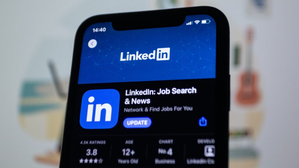 Muitos profissionais e empresas ainda subestimam o poder do SEO para LinkedIn. Acham que basta criar um perfil e pronto, as oportunidades vão surgir magicamente. Mas a verdade é que a concorrência é acirrada, e sem uma estratégia sólida, você pode acabar se perdendo no mar de perfis da plataforma.