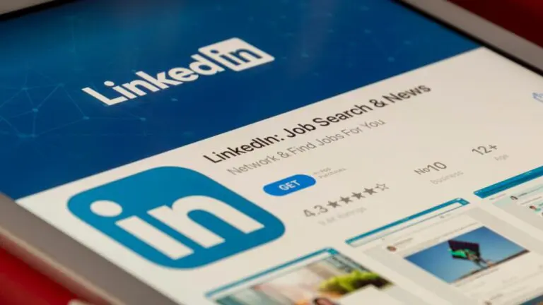 Seu perfil no LinkedIn é como uma vitrine digital: se não estiver otimizada, você pode estar perdendo clientes em potencial. Mas não se preocupe, com as estratégias certas de SEO para LinkedIn, você vai atrair olhares e conquistar conexões valiosas.