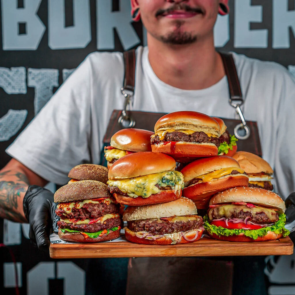 Escalar uma hamburgueria exige dedicação, criatividade e uma boa dose de marketing para hamburguerias. Ao implementar as estratégias que compartilhei neste artigo, você estará no caminho certo para conquistar mais clientes, aumentar suas vendas e construir uma marca forte no mercado. Lembre-se: qualidade, sabor e atendimento impecável são a base de tudo! 😉