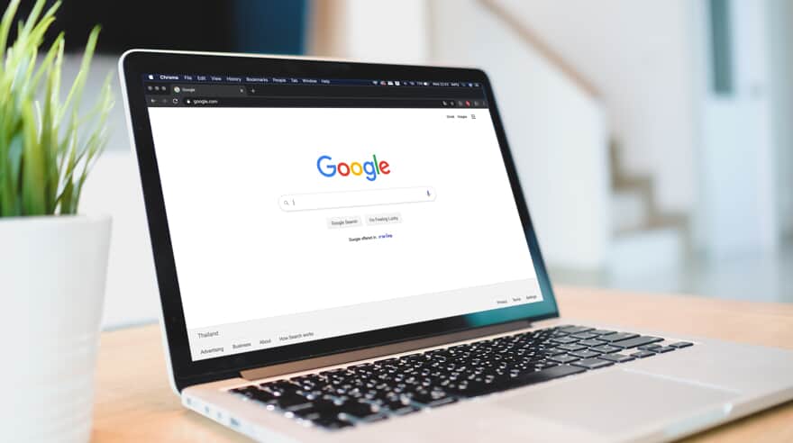 Antes de tudo, conheça bem seu público-alvo. Empresas de marketing, como uma agência de marketing digital, costumam usar ferramentas como o Google Ads para identificar termos que não convertem bem. Palavras como “grátis” ou “tutorial” podem atrair apenas curiosos em busca de informações gratuitas, e não potenciais compradores.