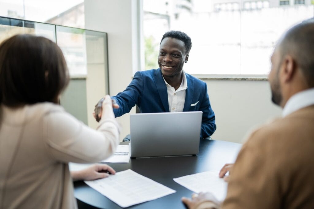 Para os advogados que buscam promover seus serviços de maneira ética e eficaz, contar com a ajuda de uma agência de marketing digital especializada pode ser uma grande vantagem. Uma agência de marketing pode criar estratégias que respeitem as regras da OAB e, ao mesmo tempo, ajudem a atrair o público-alvo certo para o seu escritório.