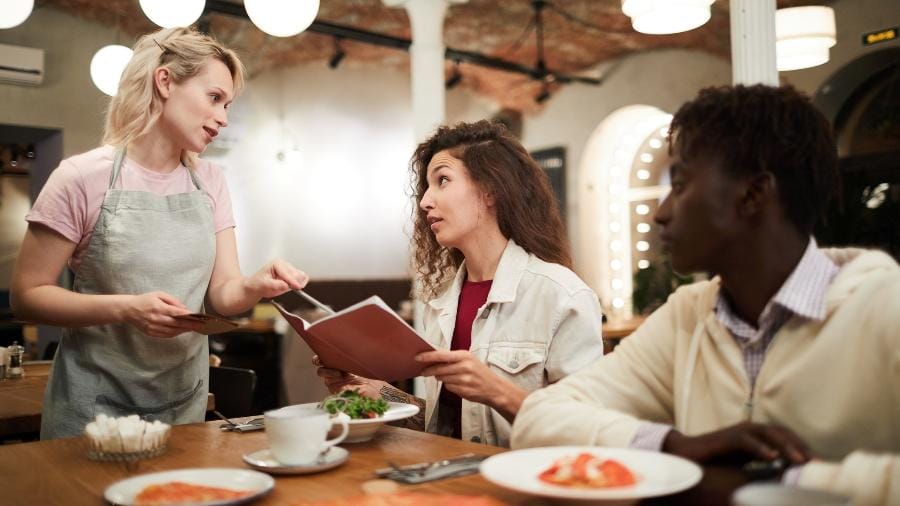 Se o seu restaurante ainda não está utilizando o Google Ads para atrair clientes, você pode estar perdendo uma grande oportunidade. Daniele aqui! E neste artigo, você vai descobrir como turbinar suas campanhas de Google Ads para restaurante e garantir mais clientes no seu salão ou pedidos no delivery. Vamos lá?