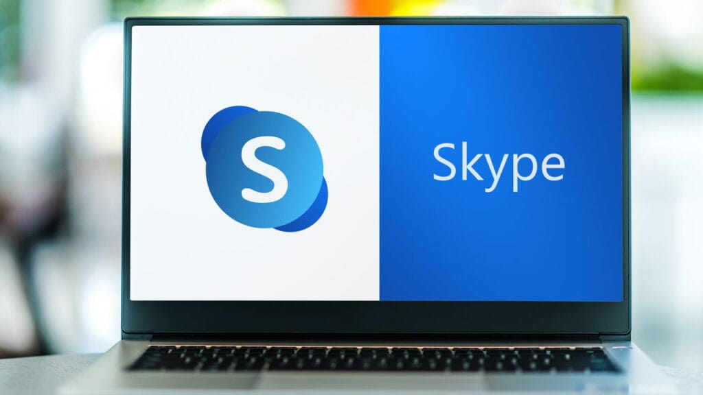 A Microsoft anunciou oficialmente o fim do Skype para o dia 5 de maio de 2025. Essa decisão marca o encerramento de um dos serviços de videochamadas mais populares da história, que agora será substituído pelo Microsoft Teams. Mas o que levou a empresa a aposentar essa ferramenta tão icônica? ✅