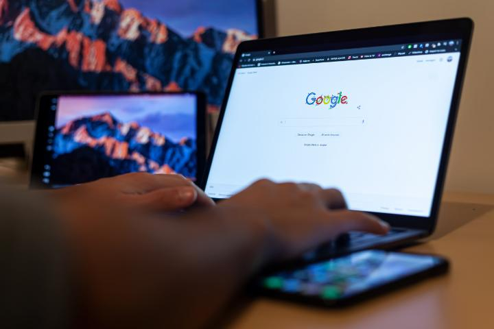 Quando se fala em custo do tráfego pago para empresas, é impossível generalizar. O valor final depende de múltiplos fatores — e é aí que muita gente se confunde. Em 2025, com o avanço das tecnologias de anúncios e da inteligência das plataformas, o custo não é mais apenas “quanto você gasta”, mas sim “o quanto você consegue extrair de retorno com aquilo que investe”.