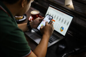 Especialista Em Tráfego Pago: Entenda O Que é E Benefícios O especialista em tráfego pago é o cérebro por trás do Google Ads, Facebook Ads, Instagram Ads, TikTok Ads e LinkedIn Ads.