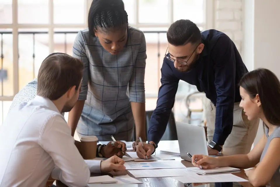Diferenças Entre Agências E Freelancers De Marketing Uma das principais diferenças entre agências e freelancers está na estrutura de trabalho, a capacidade e no retorno de resultados. Entenda!