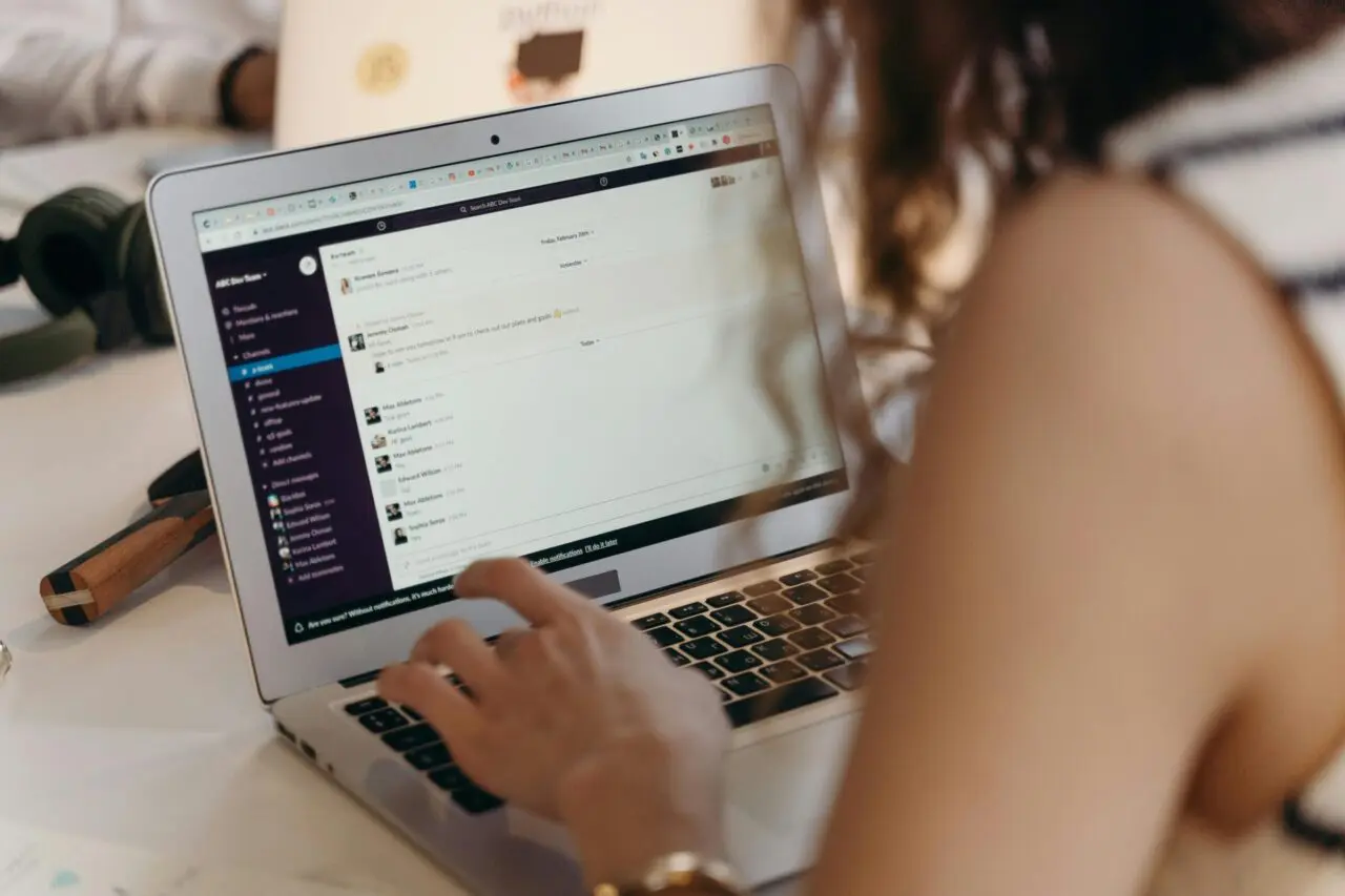 Olá, tudo bem? Quem escreve este artigo é o Patrick, redator da AGNC Agência de Marketing e Publicidade. E hoje o papo é direto ao ponto: quanto custa criar um site? Essa é uma das perguntas mais feitas por empresários e empreendedores que entendem a importância de marcar presença digital, mas ainda estão em dúvida sobre o investimento necessário para isso.