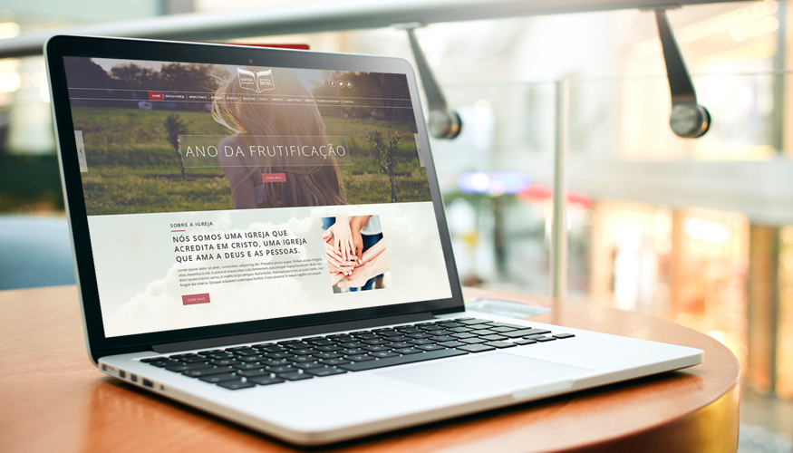 A importância de um site para uma empresa está justamente nisso: ser encontrado, se destacar e gerar oportunidades de negócios todos os dias, 24 horas por dia. Em um mundo onde o consumidor pesquisa antes de comprar, não estar na internet é como ser invisível. O site é sua vitrine digital, sua sede oficial na web, muito mais profissional do que apenas redes sociais ou marketplaces.