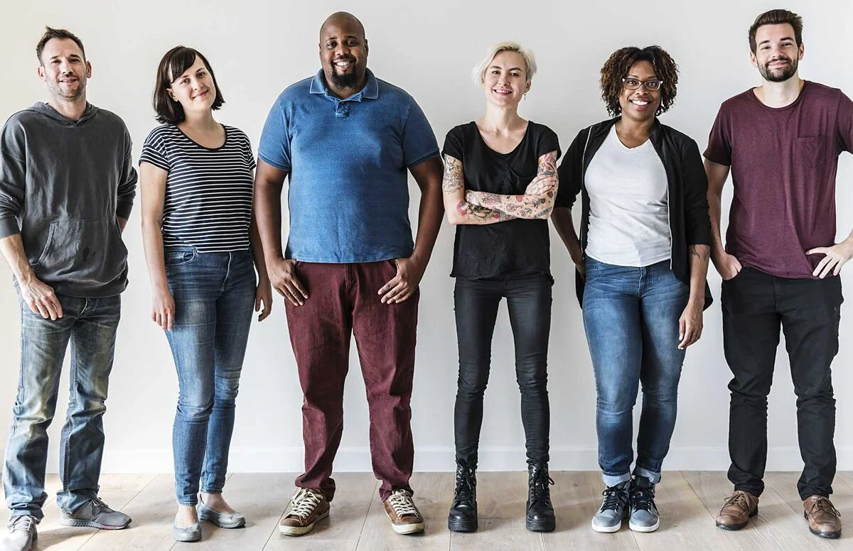 Com a persona criada, todo seu marketing deve se basear nela: site, blog, redes sociais, e-mails, anúncios pagos. Use a linguagem que ela entende, nos canais que ela frequenta, com soluções que resolvem suas dores.