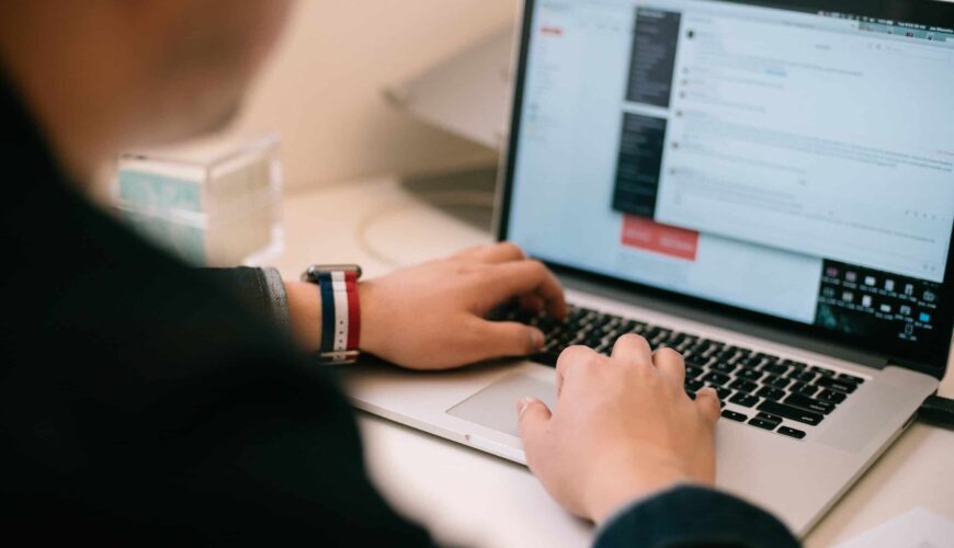 O Que é SEO E Por Que Ele é Essencial Para Sua Empresa? Você sabe o que é SEO? Search Engine Optimization, ou, otimização para mecanismos de pesquisa é a técnica de aparecer em 1º no Google.
