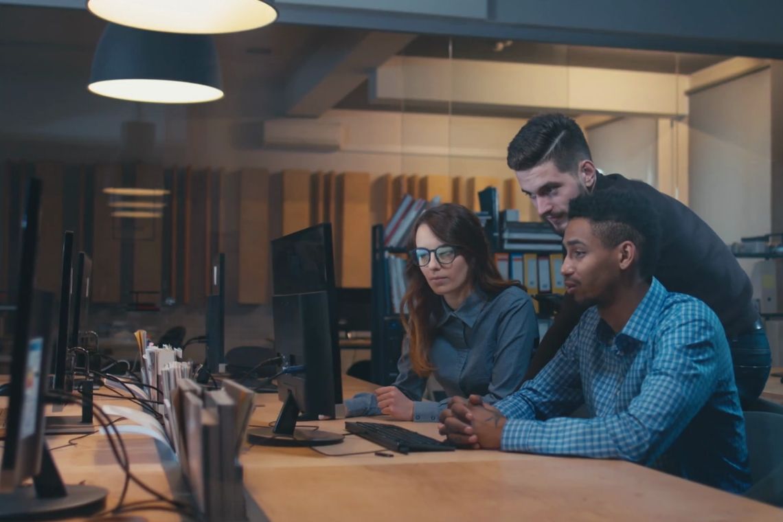 Você já se perguntou quais são as verdadeiras diferenças entre agências e freelancers de marketing? Olá! Aqui é o Patrick, redator da AGNC Agência de Marketing e Publicidade, e neste artigo, ele vai ajudar empresários e empreendedores como você a tomar uma decisão mais segura e estratégica. Já imaginou investir seu tempo e dinheiro em marketing e perceber que escolheu o parceiro errado? Pois é, entender essas diferenças pode evitar muita dor de cabeça – e garantir resultados reais para o seu negócio.