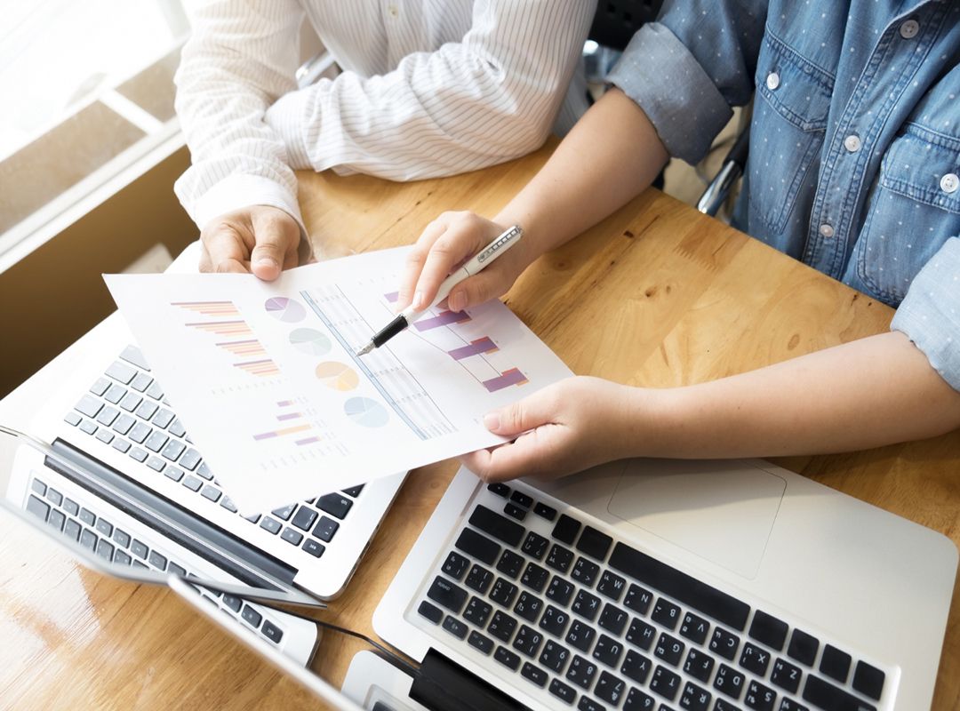 Implementar um sistema de CRM por conta própria pode ser um desafio, especialmente para empresas que não possuem uma equipe interna dedicada a isso. É aí que entra o papel fundamental de uma agência especializada, que oferece: