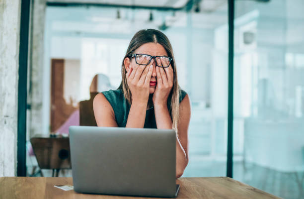 O tráfego pago nada mais é do que o investimento em plataformas como Google Ads, Meta Ads (Facebook e Instagram), TikTok Ads e LinkedIn Ads para levar pessoas até um site, perfil ou página de vendas. Mas então por que tantos dizem que tráfego pago é dinheiro jogado fora? A resposta está na estratégia — ou melhor, na falta dela.