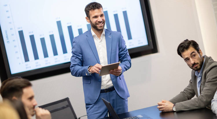 Para atrair mais clientes, é preciso investir em posicionamento digital, conteúdo educativo, anúncios pagos e parcerias estratégicas. Uma presença forte na internet combinada com estratégias de conversão bem planejadas aumenta significativamente a base de clientes.