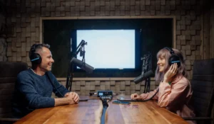 Anúncio Em Podcast: 1 Em Cada 2 Ouvintes Compram. Você já se perguntou, será que vale a pena ter um anúncio em podcast? Um estudo revela que a cada 2 ouvintes pelo menos 1 compra. Leia!