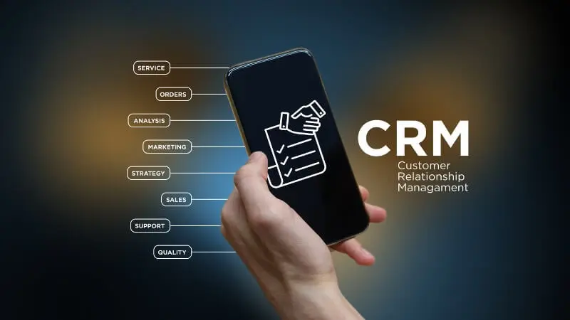 Implementar um CRM não é simplesmente instalar um software. É um processo estratégico que envolve planejamento, configuração, treinamento e, muitas vezes, a personalização para as necessidades específicas do seu negócio. É aqui que uma agência especializada entra em jogo.