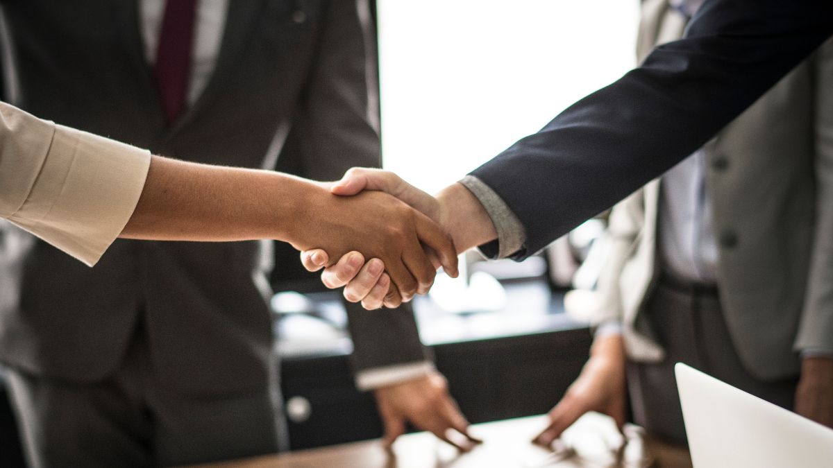 Depois de tudo que discutimos, talvez a pergunta que ecoa em sua mente seja: como a terceirização para uma agência especializada pode mudar a realidade da minha empresa? A verdade é que gerenciar campanhas de tráfego pago de forma eficaz exige tempo, conhecimento técnico aprofundado e constante atualização. Para muitos empresários e empreendedores, essa não é a principal expertise, e tentar fazer tudo pode ser um "tiro no pé", resultando em mais gastos e menos clientes.