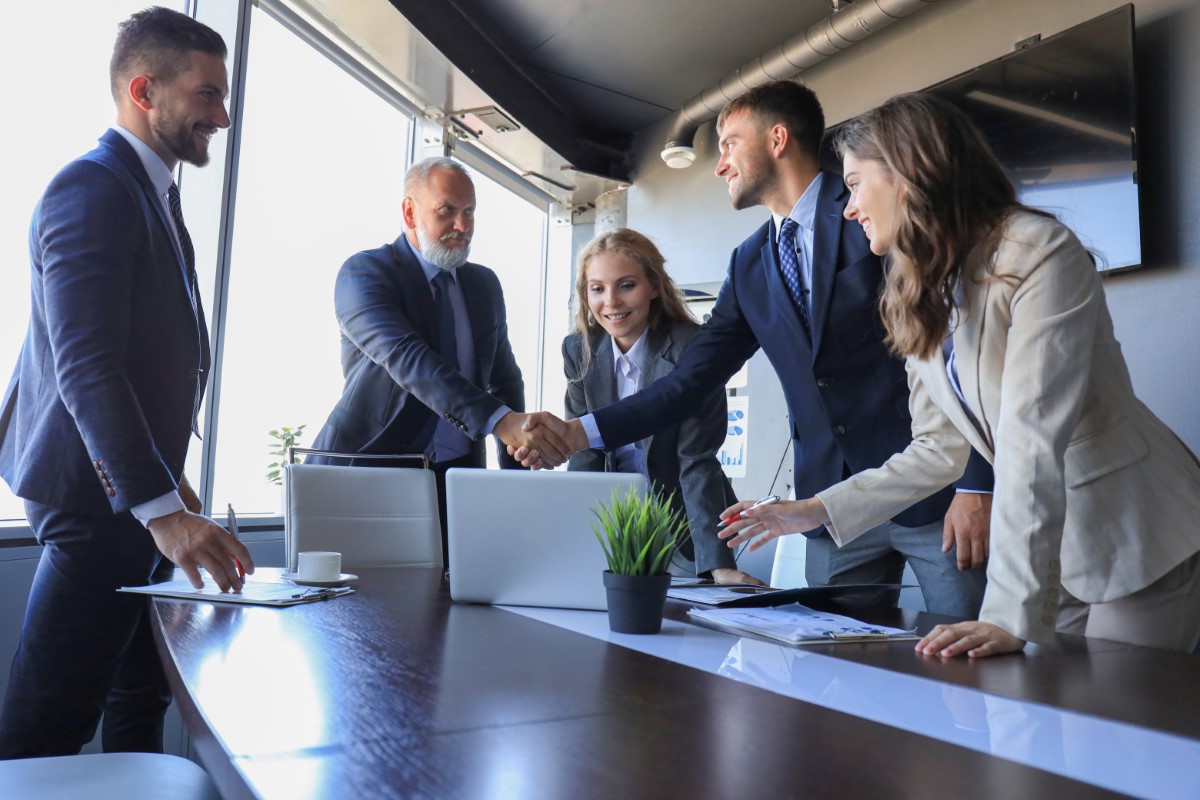Quando seus anúncios estão gastando sem trazer clientes, é fundamental revisar a estratégia em diversas frentes. Comece analisando a segmentação de público para garantir que você está falando com as pessoas certas. Em seguida, avalie a qualidade da sua copy e criativos, certificando-se de que são persuasivos e relevantes. Verifique a experiência na página de destino, garantindo que ela seja otimizada para conversão. Por fim, implemente testes A/B e análise de dados para identificar gargalos e otimizar continuamente suas campanhas. Em muitos casos, buscar a ajuda de uma agência especializada pode ser a solução ideal para diagnosticar e corrigir esses problemas.