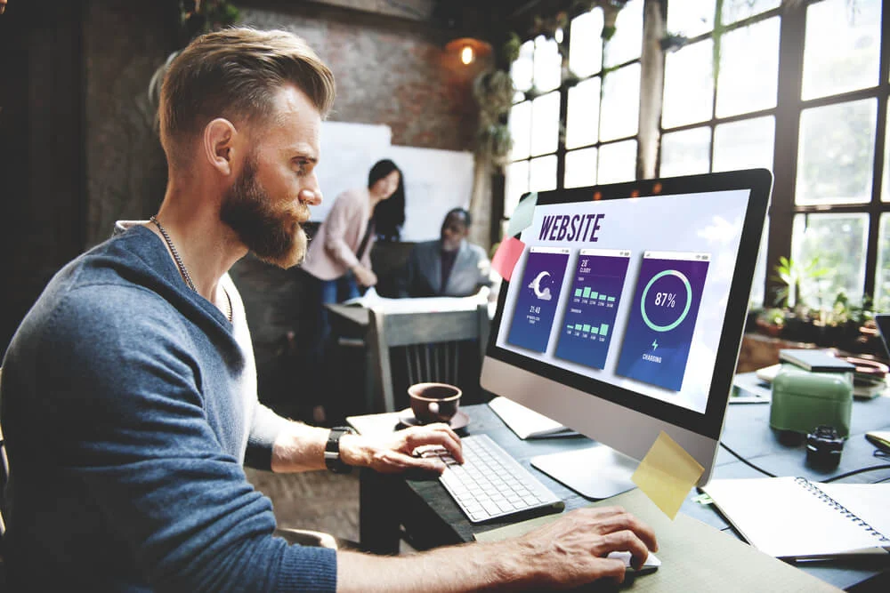 Olá! Sou Patrick, e vou guiar você por um dos investimentos mais cruciais para qualquer empreendedor nos dias de hoje: a criação de um site. Você já parou para pensar quanto dinheiro sua empresa está perdendo por não ter uma presença digital forte e profissional? Acredite, em 2025, não ter um site é como não existir para boa parte dos seus potenciais clientes. Entender quanto custa fazer um site em 2025 não é apenas uma questão de preço, mas sim de valor, e como ele pode impulsionar seus resultados de forma exponencial.