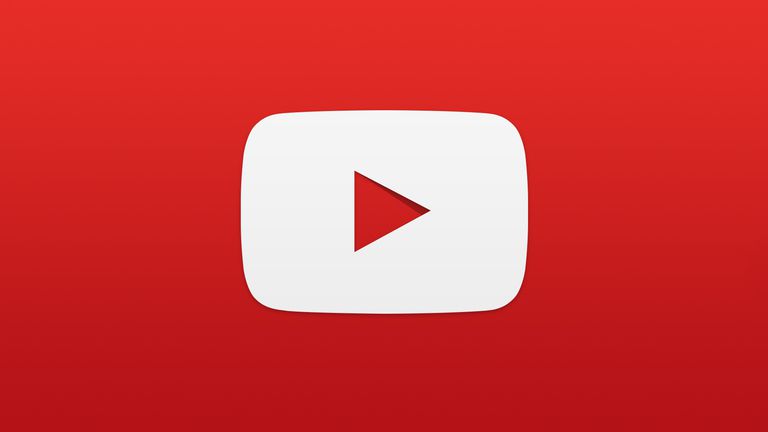 Não, o YouTube não vai desmonetizar todos os canais que usam IA. A desmonetização se aplica a vídeos e canais que são considerados "inautênticos" ou "slop", ou seja, conteúdo gerado 100% por IA sem nenhuma curadoria ou intervenção humana significativa. O uso da IA como ferramenta de apoio, com supervisão humana, continua permitido e monetizável.