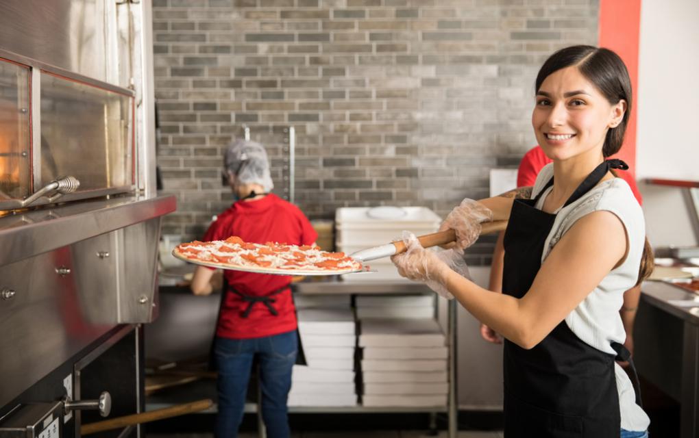 O primeiro passo é reconhecer que marketing para pequenos negócios não é um luxo, é uma necessidade. Depois, montar um plano de ação com base na realidade do seu negócio. Isso pode incluir: