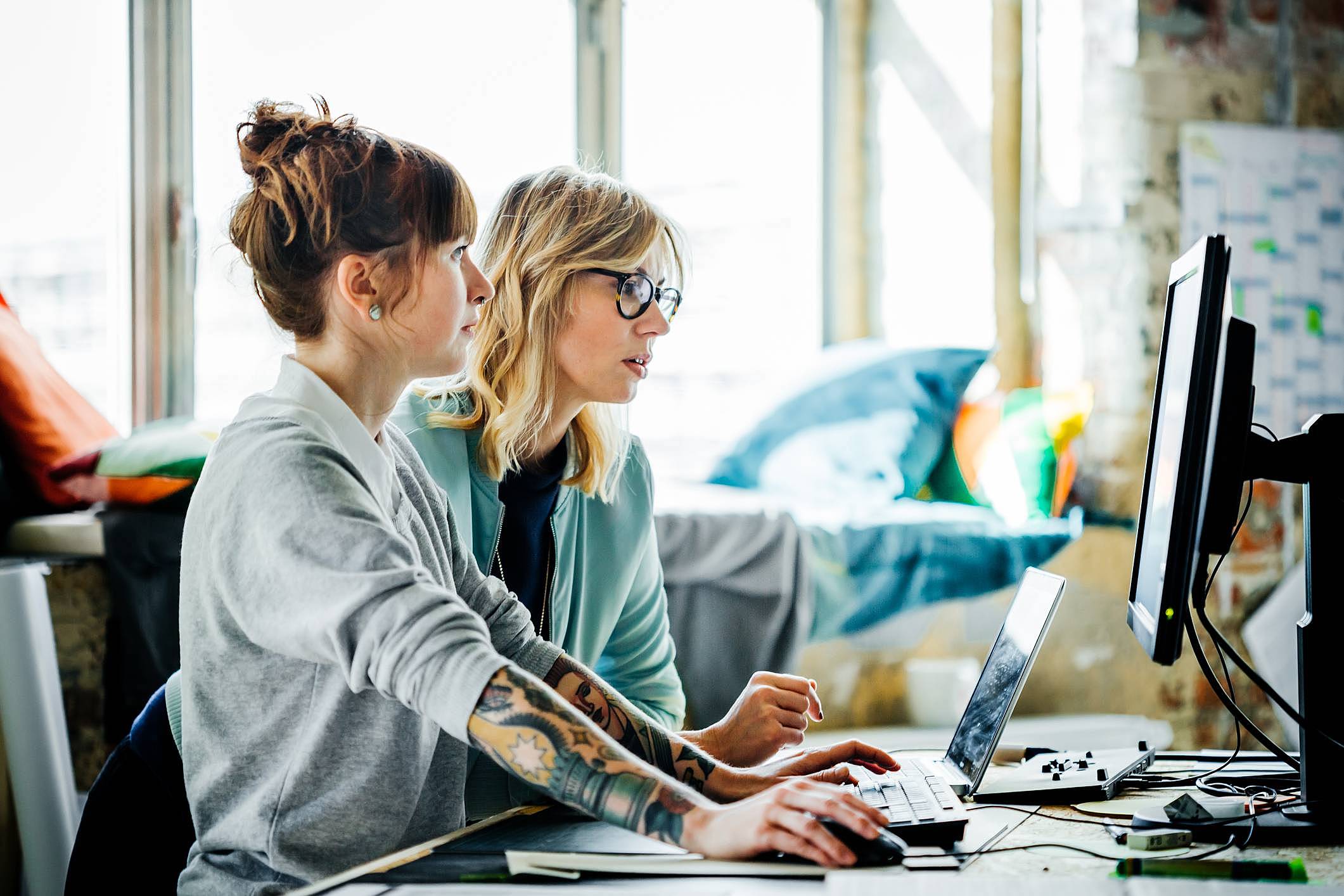 Você, empresário ou empreendedor, já se perguntou se a assessoria de imprensa em 2025 ainda é um investimento que vale a pena no seu negócio? A verdade é que o cenário mudou, e muito! Com a explosão da inteligência artificial (IA), o que antes era um serviço focado em contatos e releases, hoje se transformou em uma poderosa ferramenta estratégica de comunicação e posicionamento. Eu, Patrick, redator aqui na AGNC, te convido a desvendar como a IA está redefinindo o jogo da assessoria de imprensa e por que sua empresa não pode ficar de fora dessa revolução.
