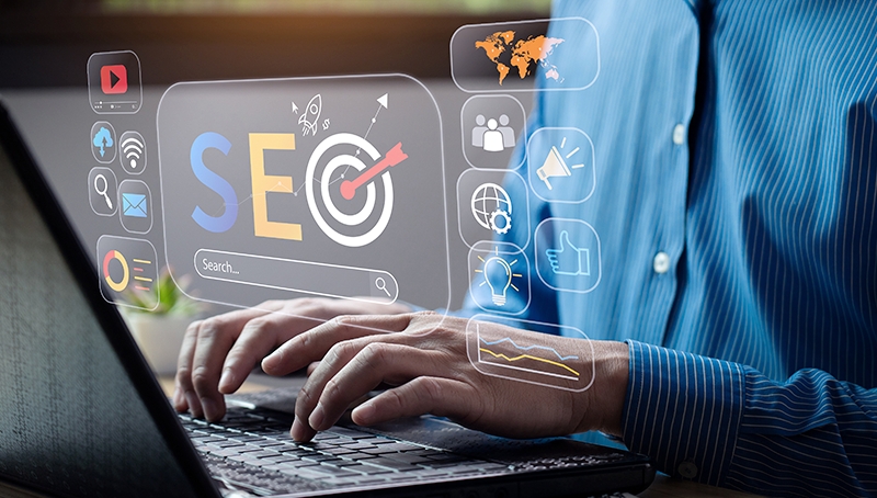 O comparativo mostra claramente que SEO oferece benefícios estratégicos e duradouros, enquanto os anúncios pagos entregam resultados imediatos, mas dependentes do investimento contínuo.