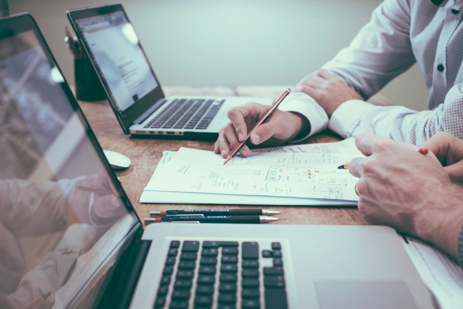 O tráfego direto e orgânico é uma das formas mais valiosas de gerar visitantes qualificados para um site, e compreender suas diferenças pode transformar a maneira como uma empresa atrai clientes. Patrick, redator deste artigo, convida o leitor a imaginar a seguinte cena: um potencial cliente digita o endereço exato da sua página sem passar por anúncios, ou encontra sua marca no topo dos resultados do Google de forma espontânea. Esse é o tipo de autoridade digital que empresas de sucesso cultivam todos os dias.