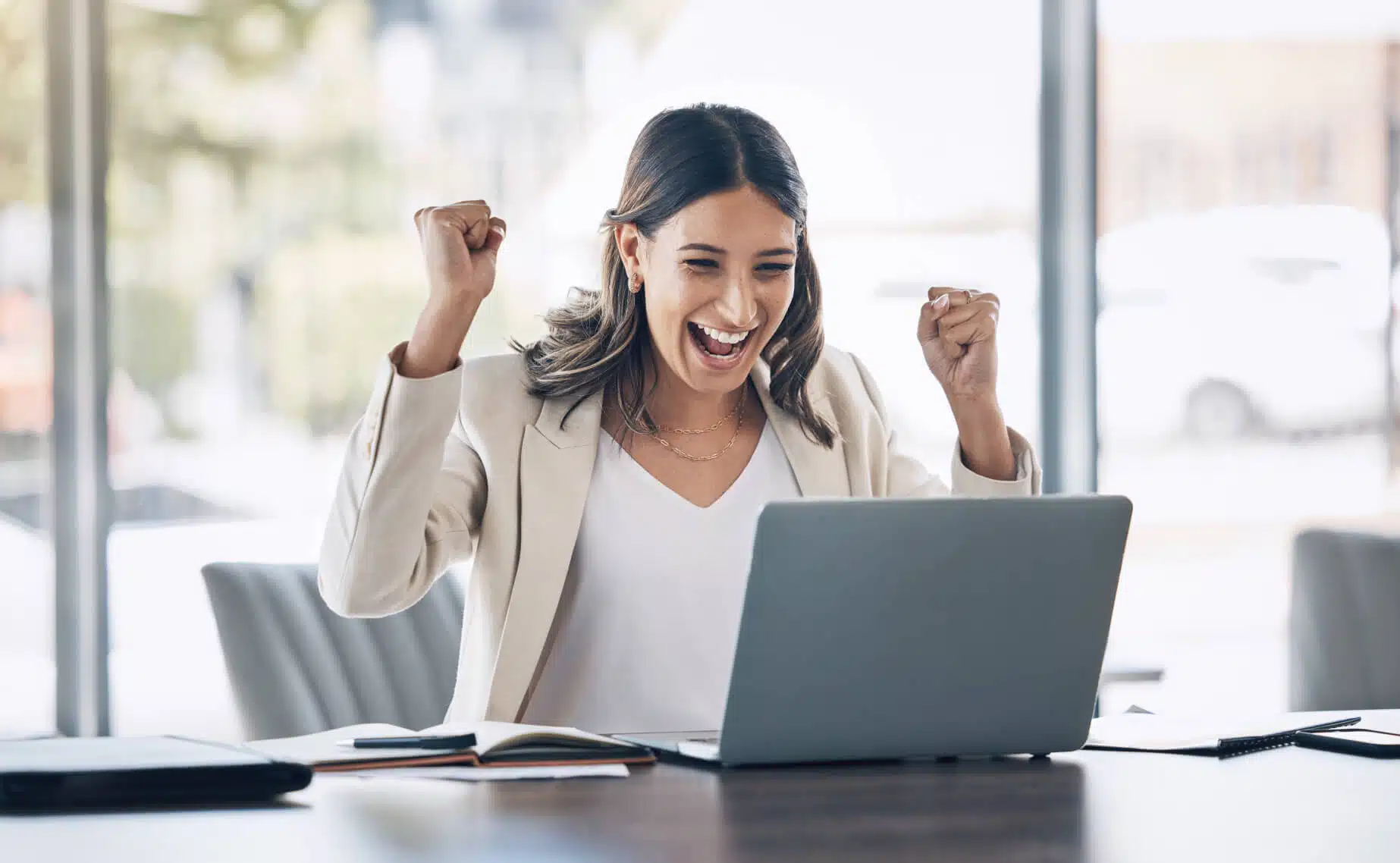 Não existe uma solução única. A escolha da melhor estratégia depende do seu produto ou serviço, do público-alvo e da competitividade do mercado. Enquanto anúncios pagos garantem retorno rápido, SEO e marketing de conteúdo trazem resultados consistentes e duradouros. O ideal é combinar métodos, criando uma estratégia híbrida que maximize retorno e minimize riscos.