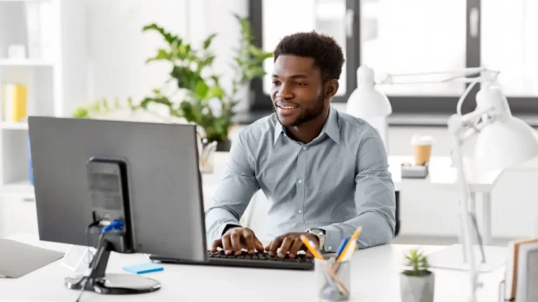 Quando se fala em resultados com marketing, uma das primeiras perguntas que surge entre empresários e empreendedores é: “Quanto tempo vou precisar para ver retorno do meu investimento?” Aqui é Patrick, redator deste artigo, e vou te guiar de forma clara sobre o fator tempo no marketing digital, mostrando a complexidade do mercado, a competitividade e como uma agência especializada pode acelerar esses resultados.