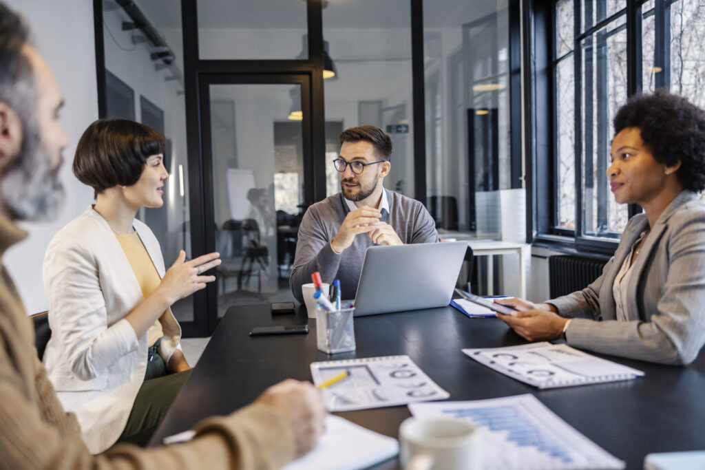 como-usar-google-ads-para-aumentar-as-vendas-4 Olá, sou Patrick, redator da AGNC Agência de Marketing e Publicidade, e se você está lendo este artigo, é porque quer descobrir como usar Google Ads para aumentar as vendas da sua empresa de forma prática e estratégica. Imagine sua marca aparecendo exatamente para clientes que estão procurando pelo seu produto ou serviço neste exato momento. É isso que o Google Ads permite: transformar cliques em vendas reais.