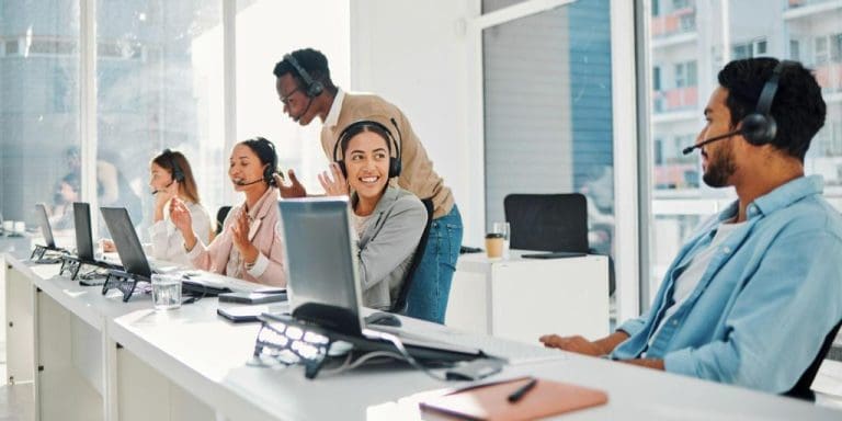 Você já se perguntou por que algumas empresas parecem atrair clientes B2B de forma consistente, enquanto outras lutam para fechar novas parcerias? A resposta está na estratégia, e não na sorte. Se você é um empresário ou empreendedor em busca de escalar seu negócio, sabe que a prospecção de clientes B2B é o motor do crescimento. Olá, sou Patrick, redator aqui na AGNC Agência de Marketing e Publicidade, e hoje vamos desvendar as cinco táticas mais eficazes para gerar oportunidades de negócio e transformar contatos em clientes leais.