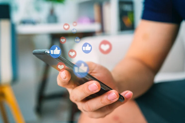 melhor-rede-social-para-empresas-venderem-mais-2 A resposta é sim — mas com estratégia. Embora seja possível gerar resultados orgânicos nas redes sociais, os algoritmos priorizam perfis que investem em anúncios. O segredo está em segmentar bem o público, criar criativos atraentes e mensurar constantemente os resultados.