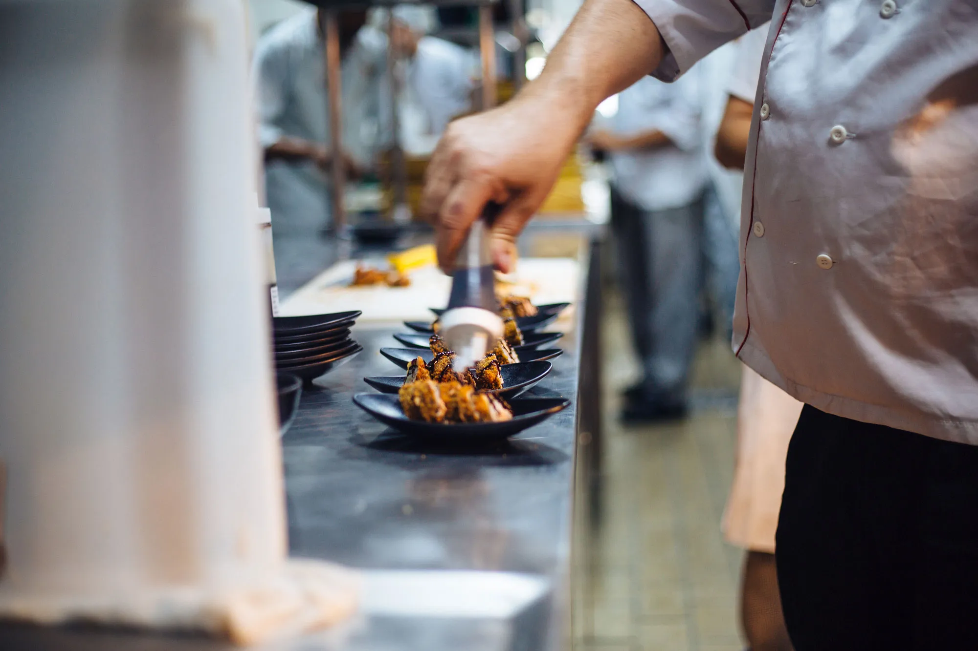 Empresários e empreendedores do ramo gastronômico sabem que a concorrência é alta e a disputa pela atenção do cliente é diária. Ao digitar “temakeria perto de mim” no Google, o consumidor demonstra intenção imediata de compra. É nesse momento que os anúncios patrocinados fazem a diferença, posicionando o restaurante no topo das buscas e aumentando as chances de conversão.