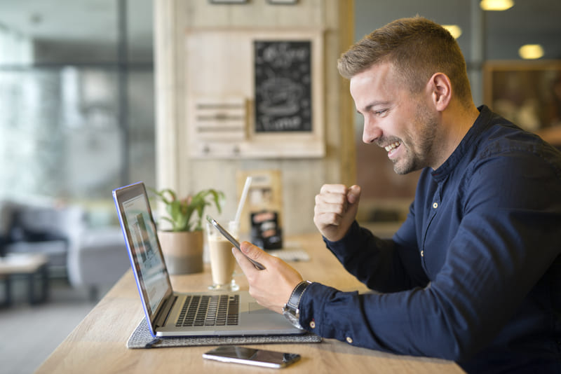 Abrir um E-commerce é hoje uma das estratégias mais inteligentes para quem deseja aumentar suas vendas, conquistar novos mercados e escalar o faturamento. Olá, aqui é o Patrick, redator da AGNC Agência de Marketing e Publicidade, e neste artigo ele vai mostrar de forma clara por que empreendedores estão cada vez mais apostando nas lojas virtuais.