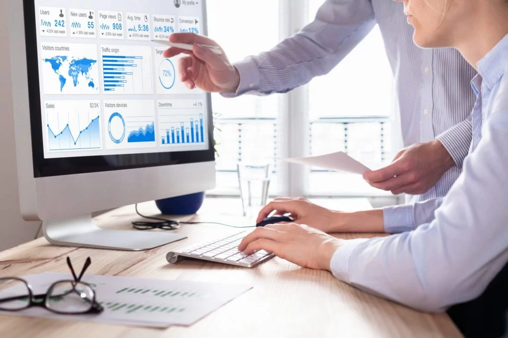 É justamente nesse ponto que entra o papel de uma agência de marketing especializada em tráfego pago. Profissionais capacitados analisam dados, ajustam campanhas e garantem que cada centavo investido seja revertido em leads e vendas.