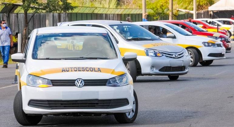 Antes de entrar nas estratégias práticas, vale entender o motivo de tantas autoescolas estarem investindo nesse canal. O Google Ads permite que sua escola seja encontrada exatamente quando alguém pesquisa termos como “tirar CNH” ou “autoescola perto de mim”. Isso significa falar diretamente com pessoas que já têm a intenção de se matricular.