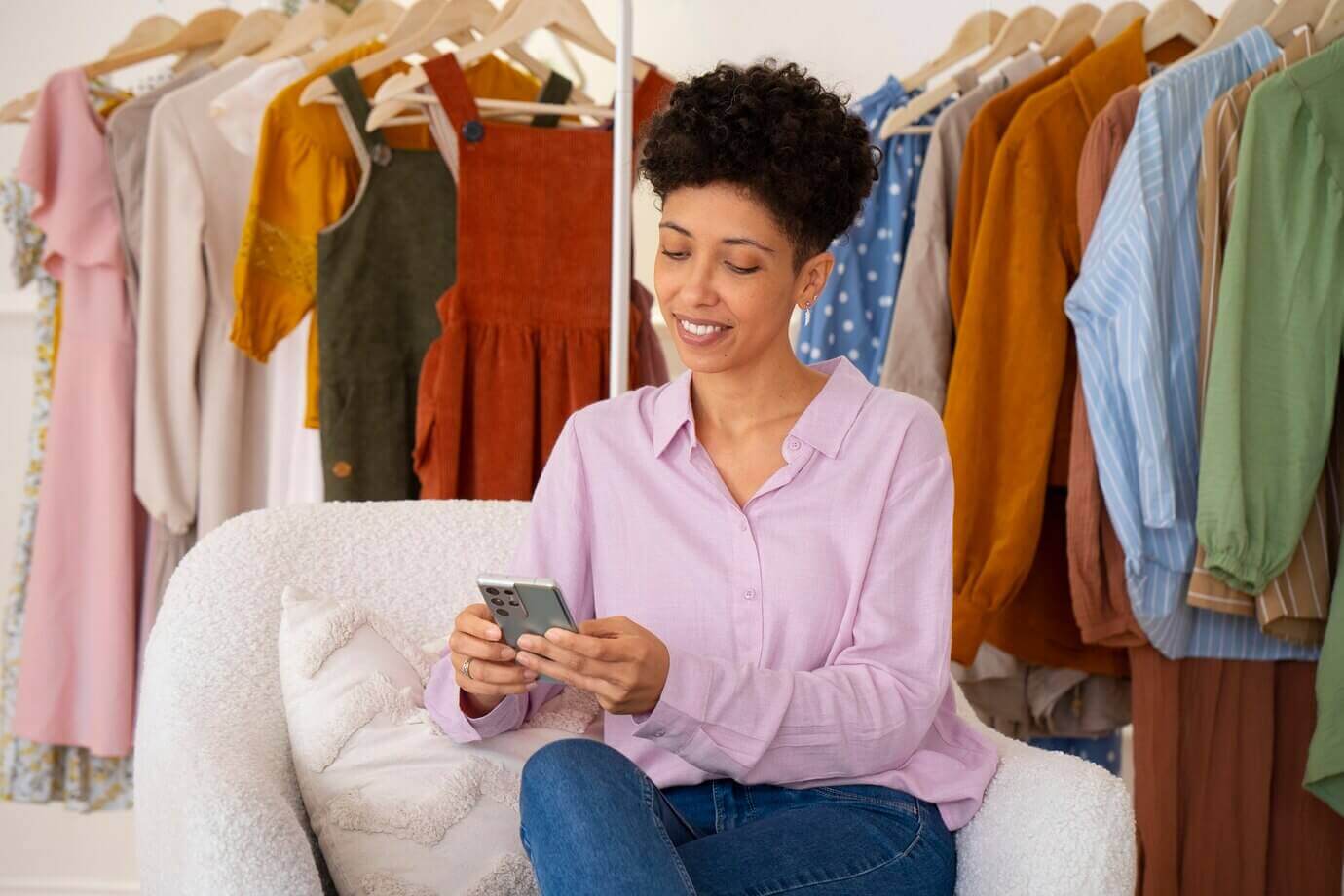 Diferente de uma loja física, abrir um e-commerce exige custos menores. É possível iniciar com plataformas acessíveis, testar o mercado e ir escalando conforme os resultados aparecem. Essa flexibilidade permite que até pequenos empreendedores possam competir no mercado digital.