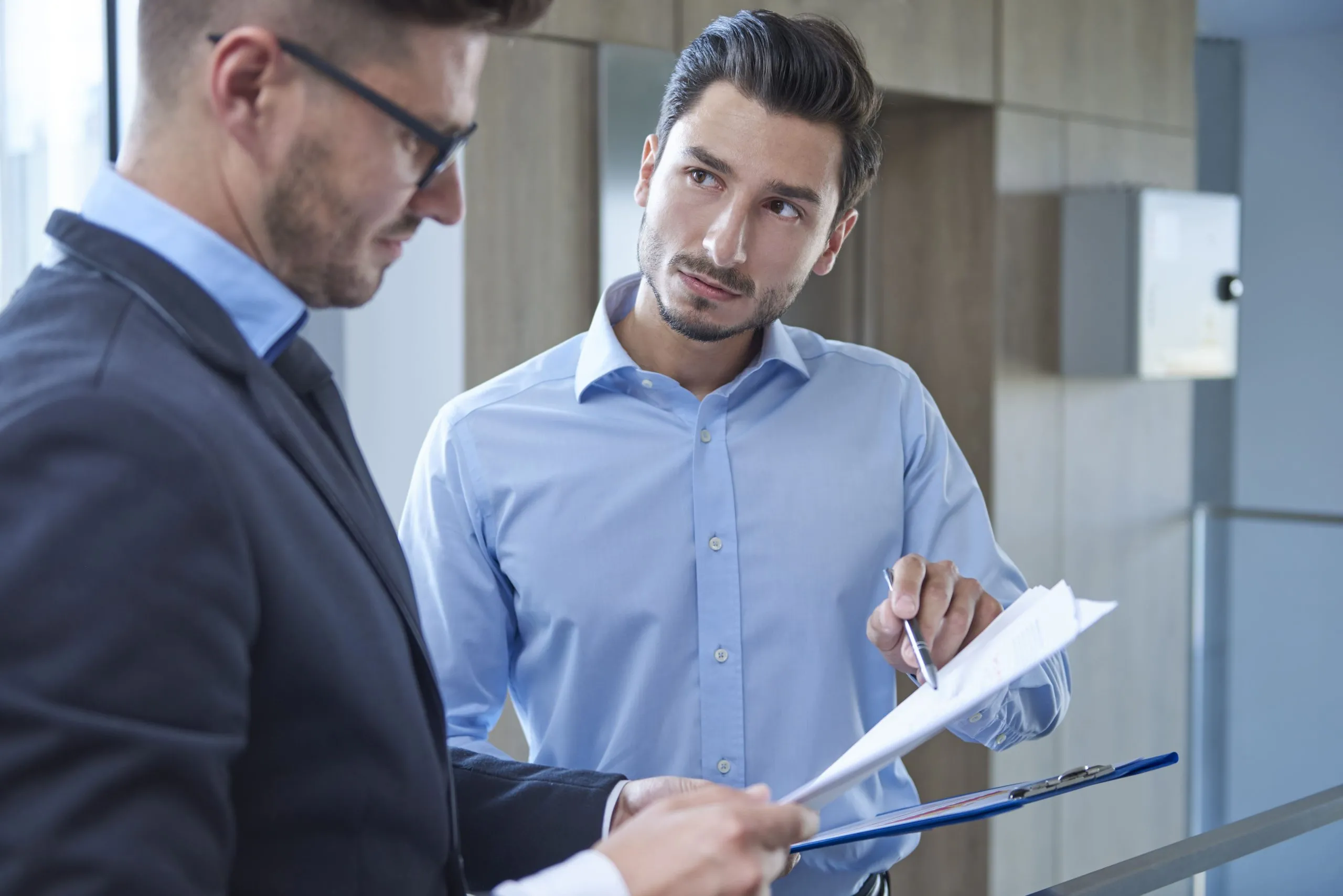 Olá, aqui é o Patrick, e hoje vamos falar sobre trocar de agência — um tema que muitos empresários e empreendedores acabam enfrentando em algum momento da jornada de crescimento. Afinal, quando a empresa evolui, as demandas aumentam, e nem sempre a agência atual acompanha esse ritmo. Mas como saber a hora certa de mudar e, principalmente, como fazer isso de forma estratégica?