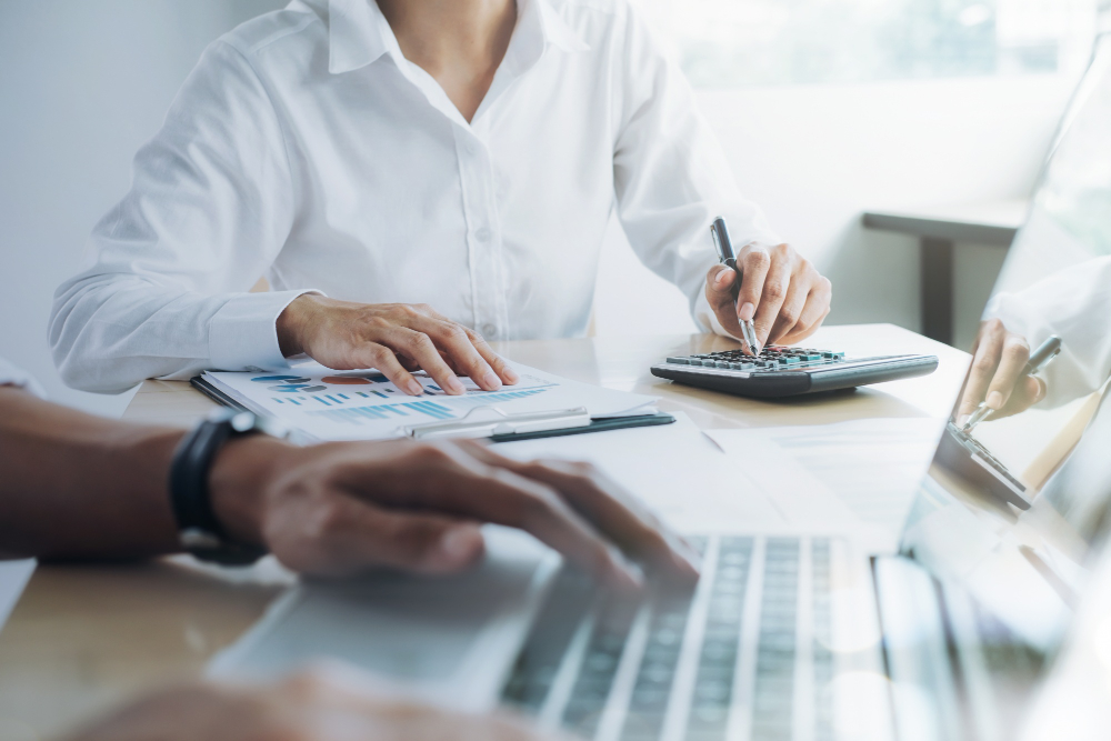 Não existe um valor fixo, mas sim uma proporção baseada em objetivos. Escritórios que querem apenas alguns clientes por mês podem começar com R$ 20 a R$ 50 por dia. Já quem busca expansão mais agressiva deve planejar investimentos maiores. O importante é pensar no retorno: conquistar um novo cliente recorrente costuma cobrir todo o gasto de uma campanha.